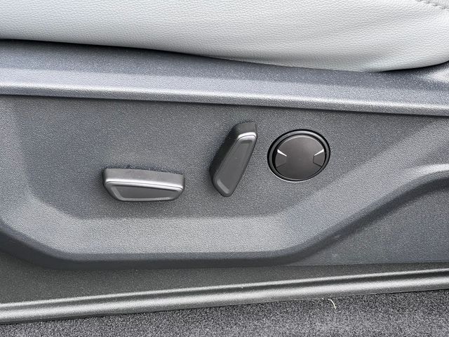 2025 Ford F-150 Lightning Flash - Photo 16