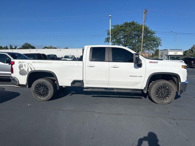 2023 Chevrolet Silverado 3500HD LT photo 4