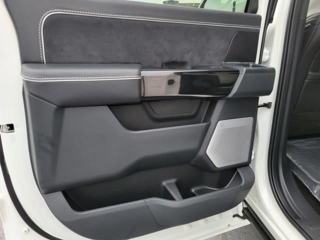 2025 Ford F-150 Lightning Platinum - Photo 13