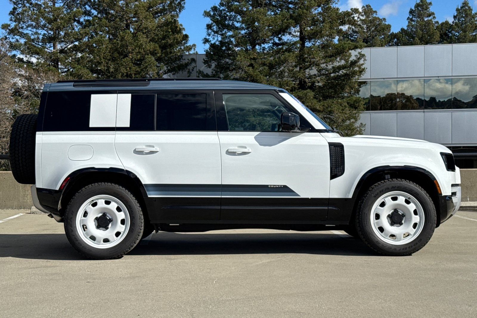 2025 Land Rover Defender 110 S photo 5