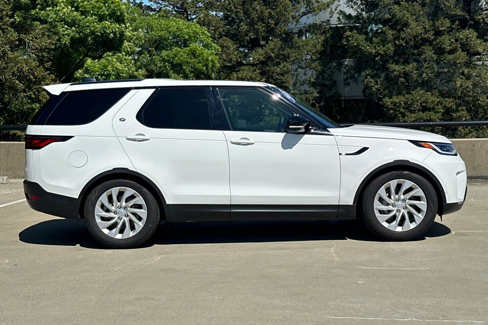 2025 Land Rover Discovery S photo 5