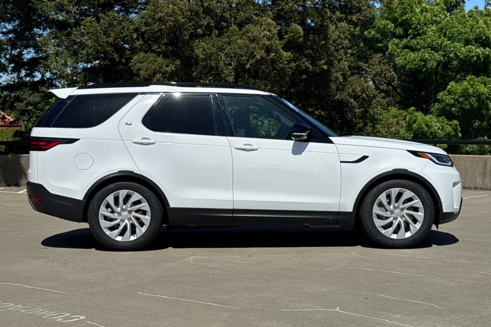 2025 Land Rover Discovery S photo 5