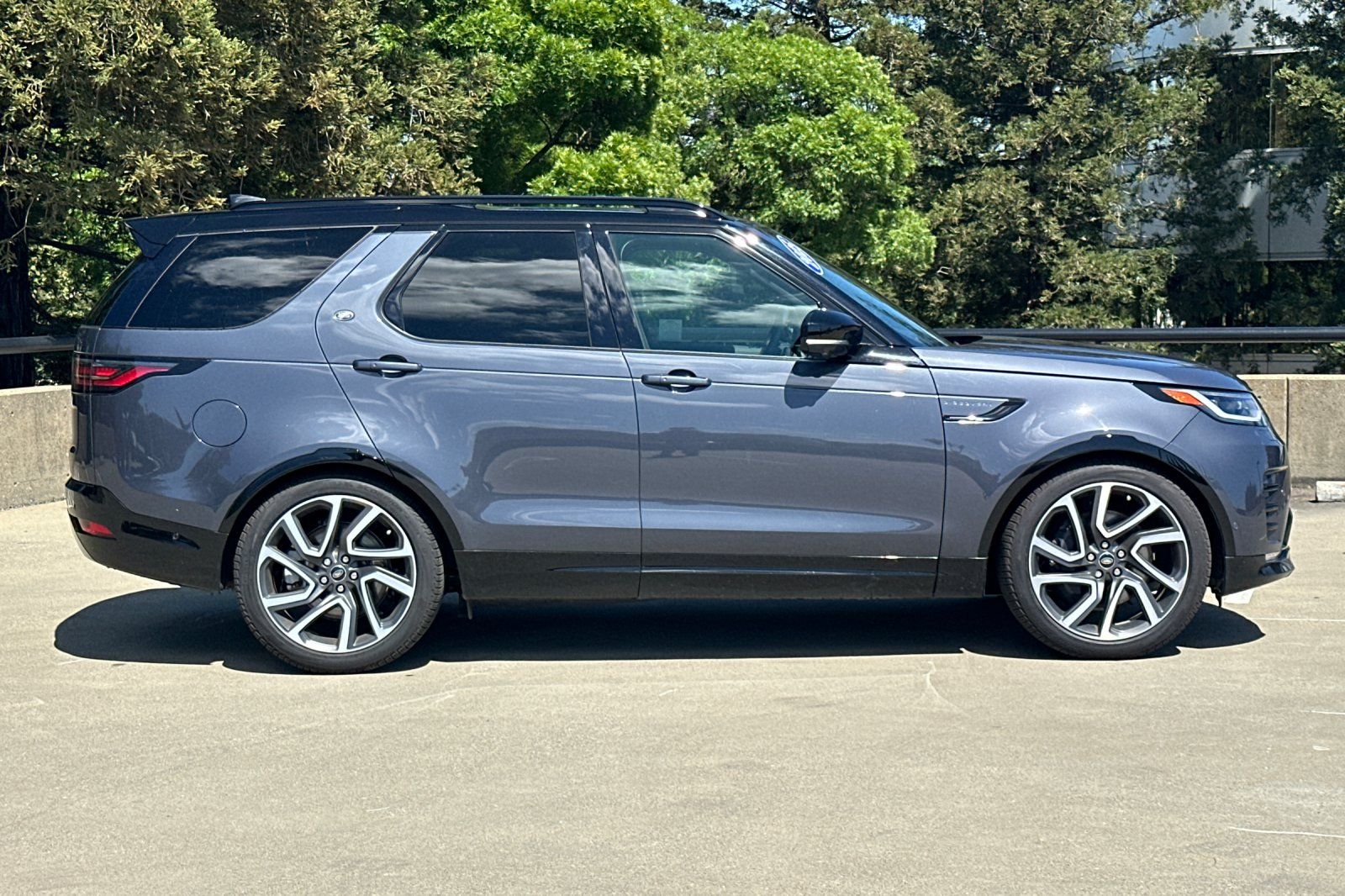 2025 Land Rover Discovery Dynamic SE photo 5