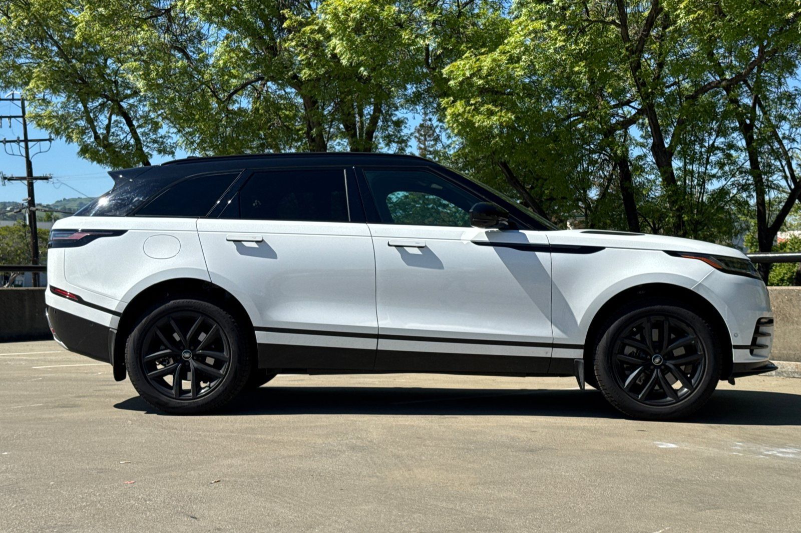 2026 Land Rover Range Rover Velar Dynamic SE photo 5