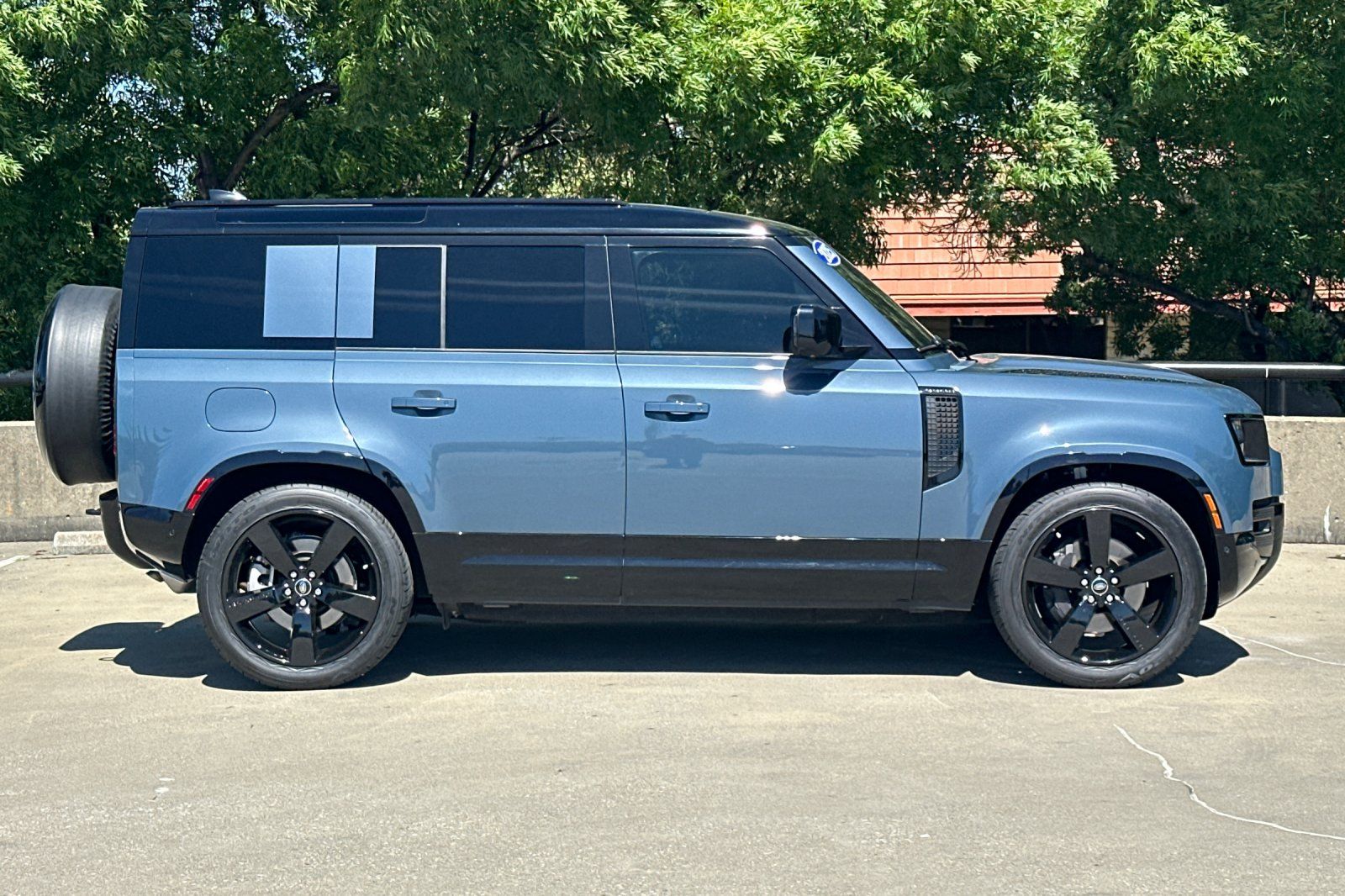 2025 Land Rover Defender 110 X-Dynamic SE photo 5