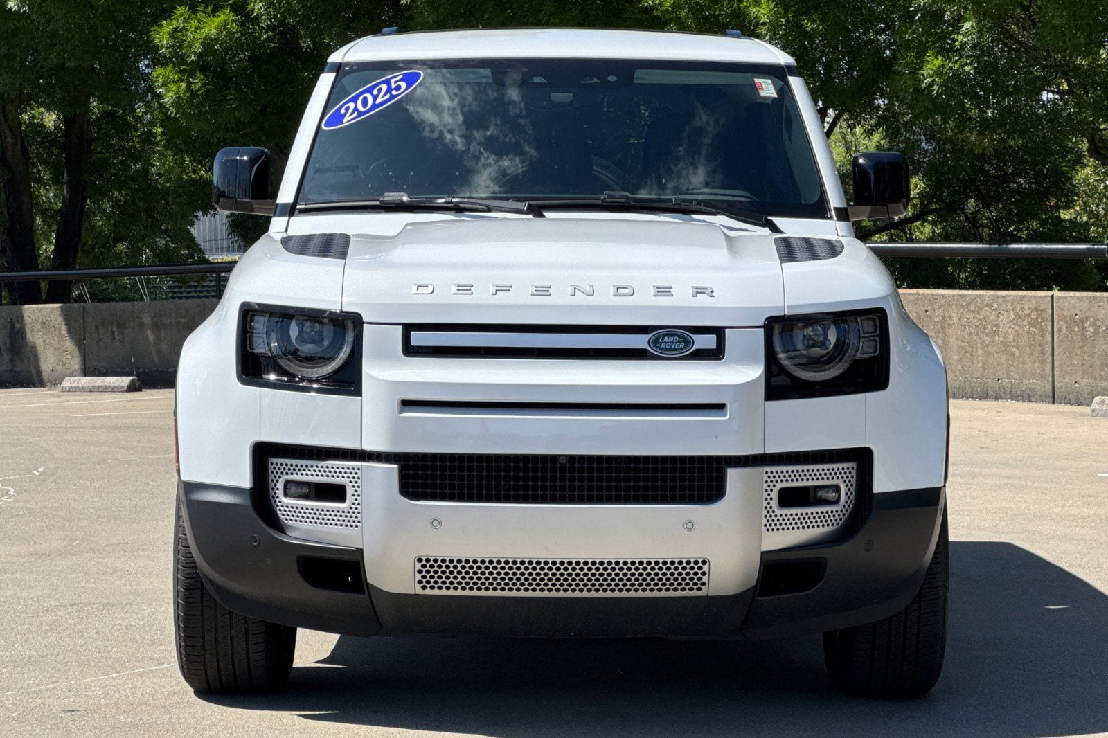 2025 Land Rover Defender 110 S photo 3