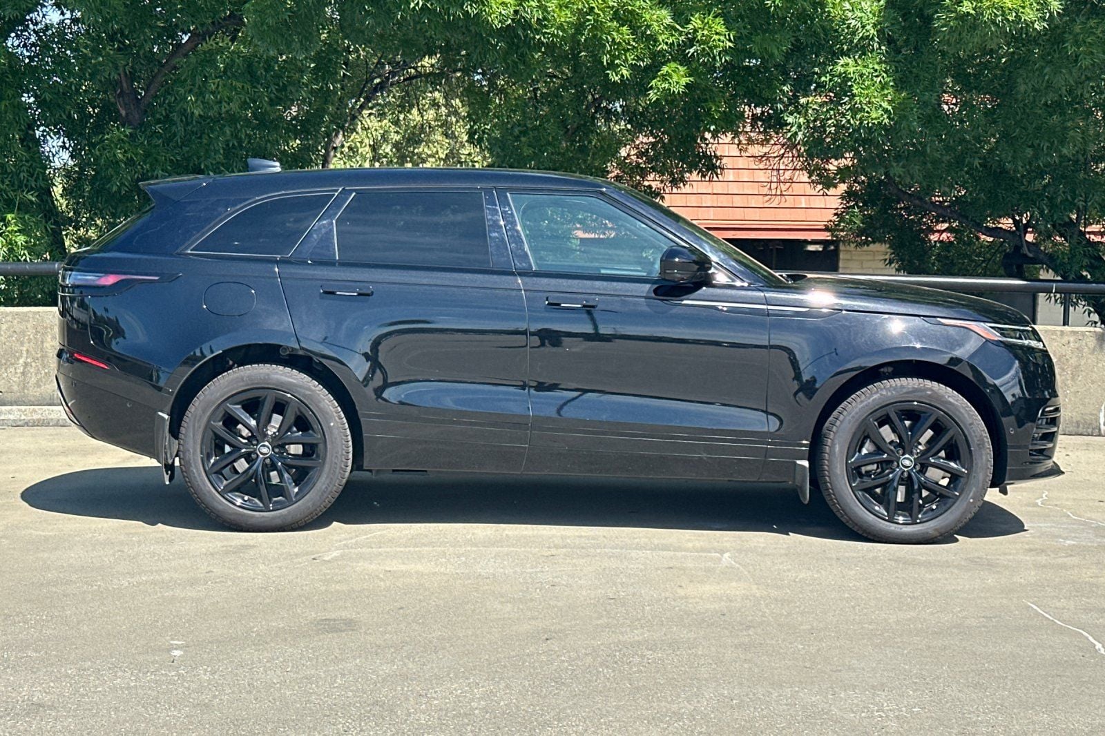 2026 Land Rover Range Rover Velar Dynamic SE photo 5