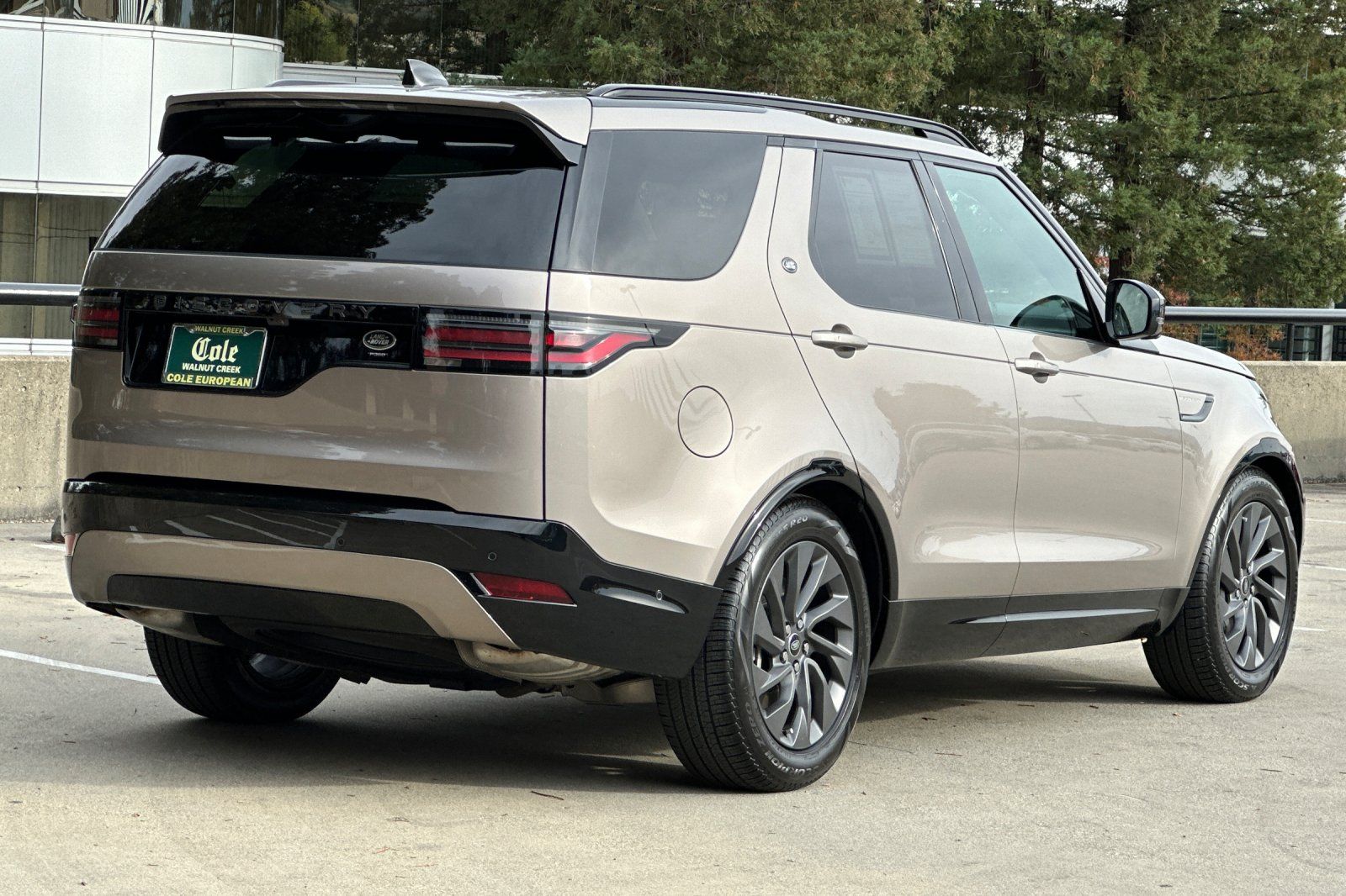 2023 Land Rover Discovery S R-Dynamic photo 4