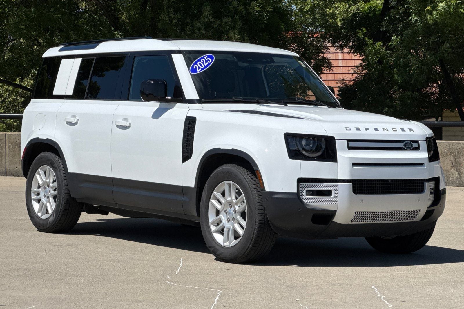 2025 Land Rover Defender 110 S photo 6