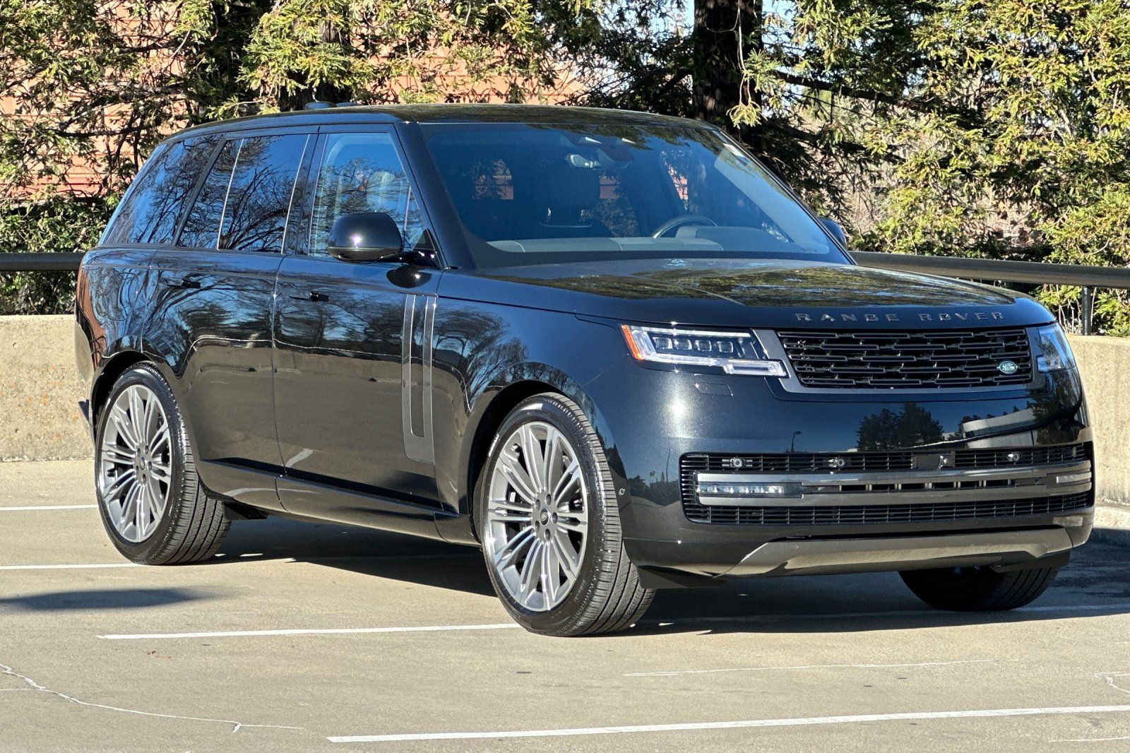 2025 Land Rover Range Rover SE photo 6