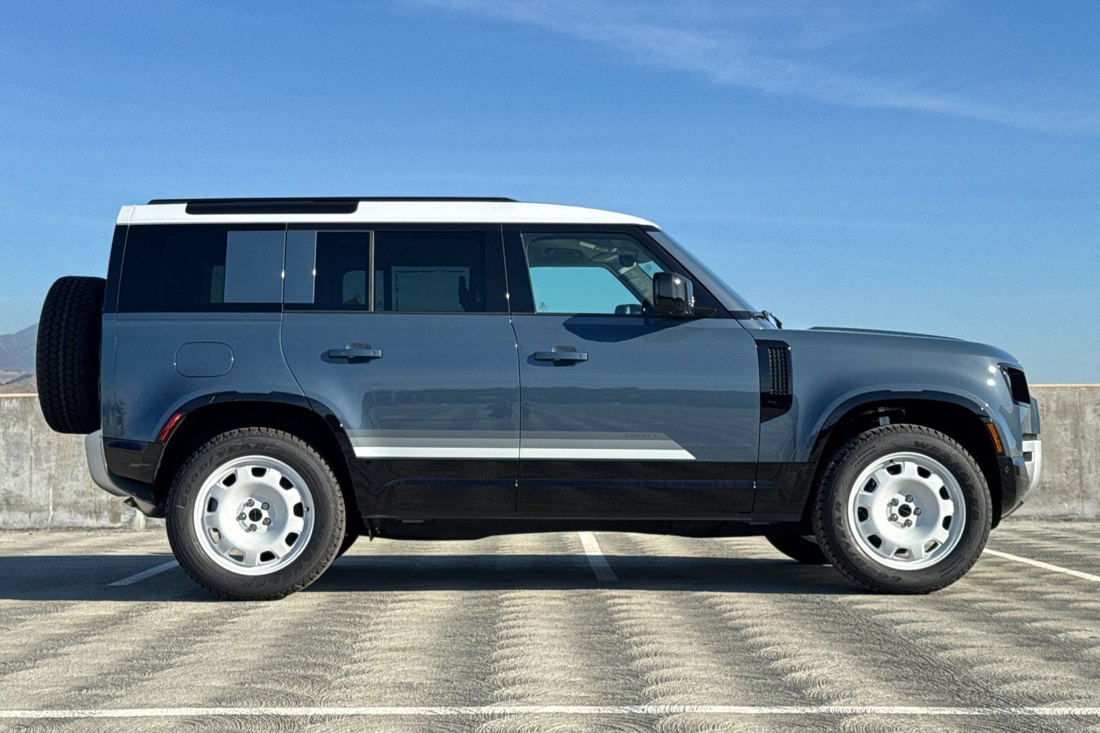 2026 Land Rover Defender 110 S photo 5