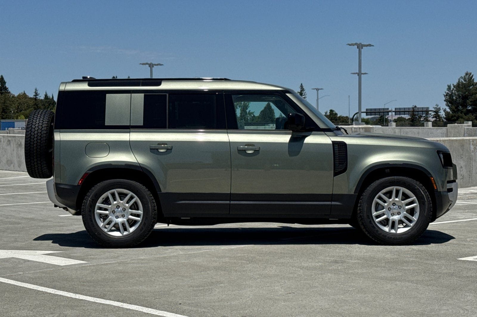 2025 Land Rover Defender 110 S photo 5