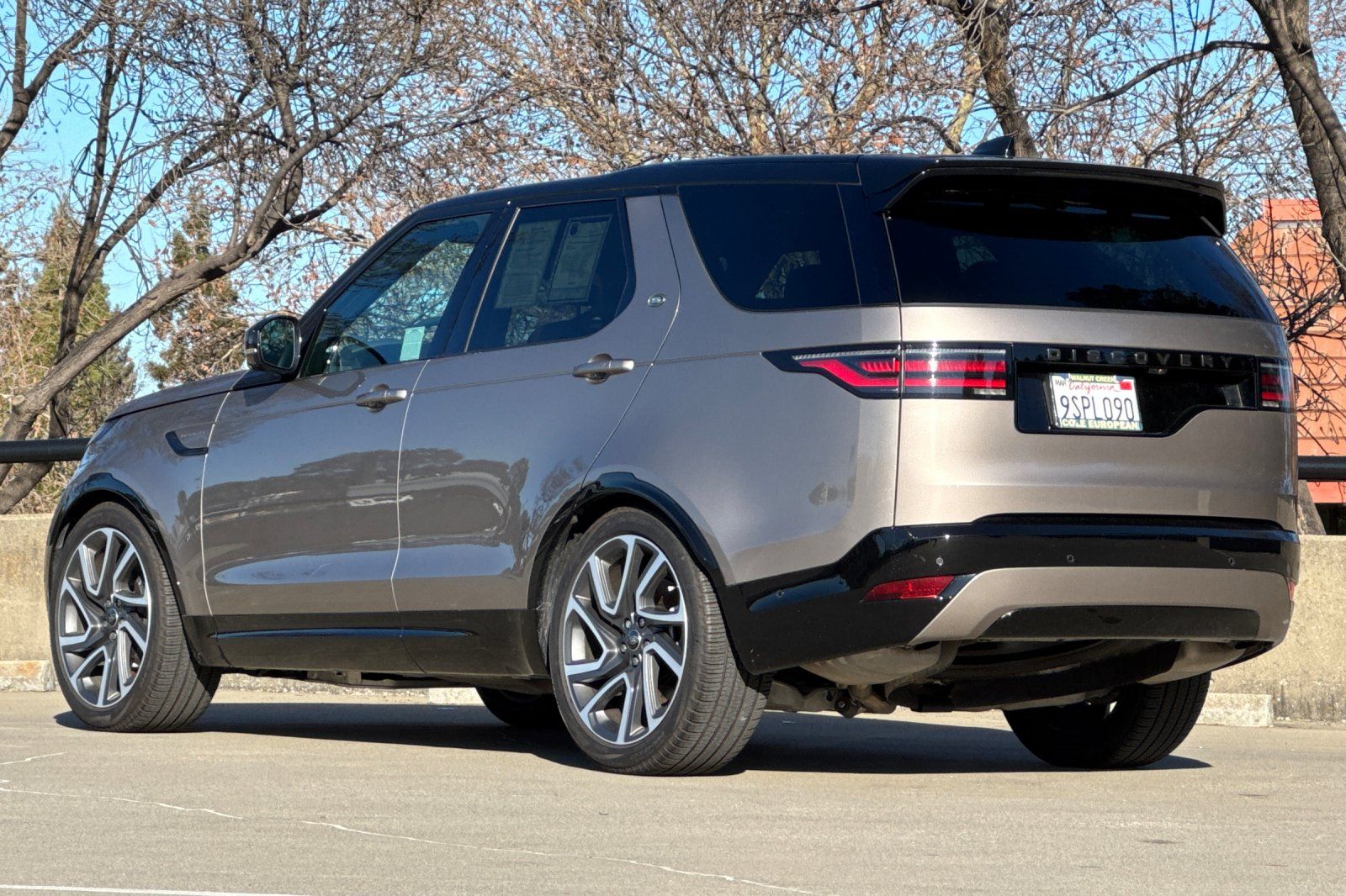 2025 Land Rover Discovery Dynamic SE photo 2