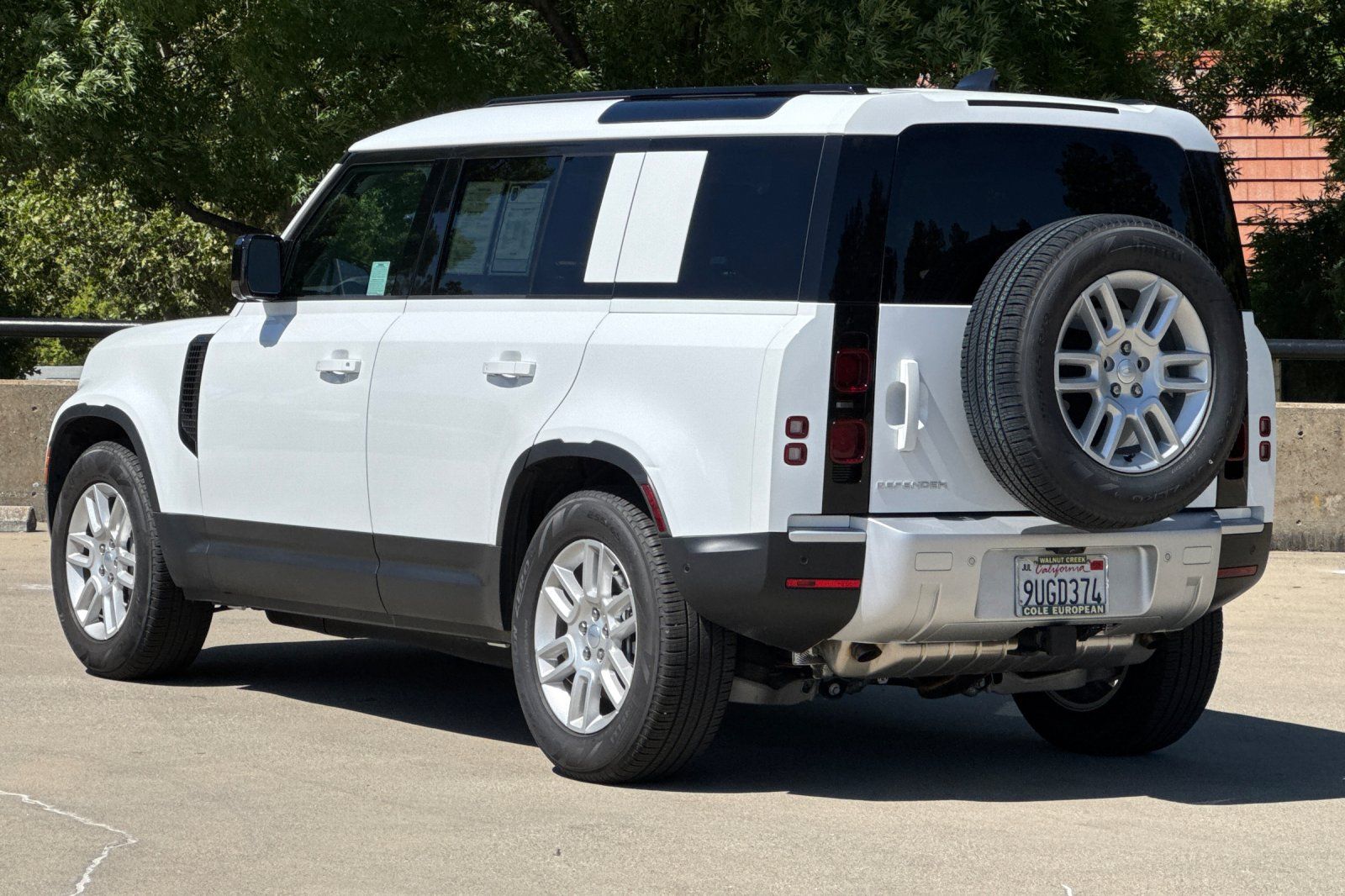 2025 Land Rover Defender 110 S photo 2