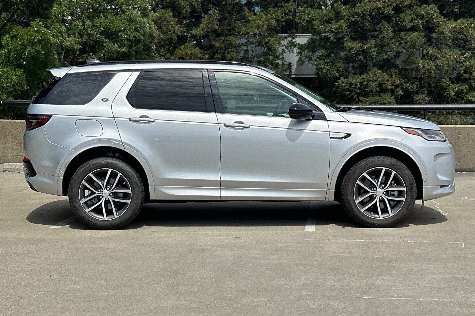 2024 Land Rover Discovery Sport S photo 5