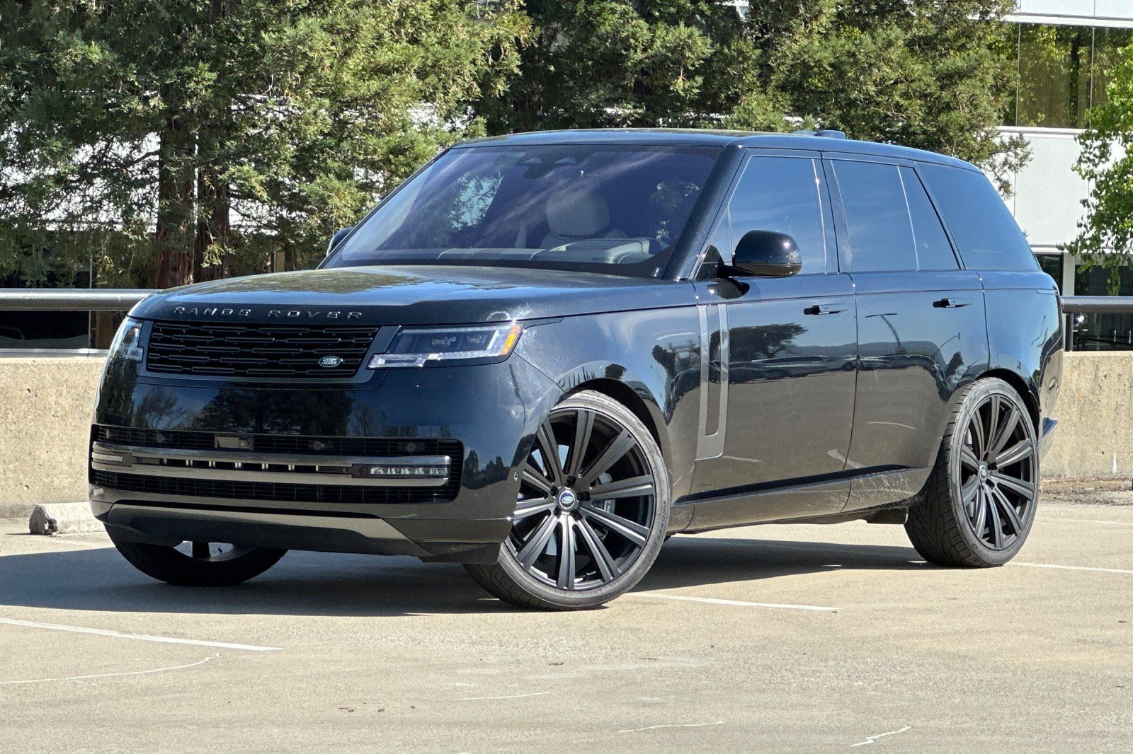 2023 Land Rover Range Rover SE photo 1