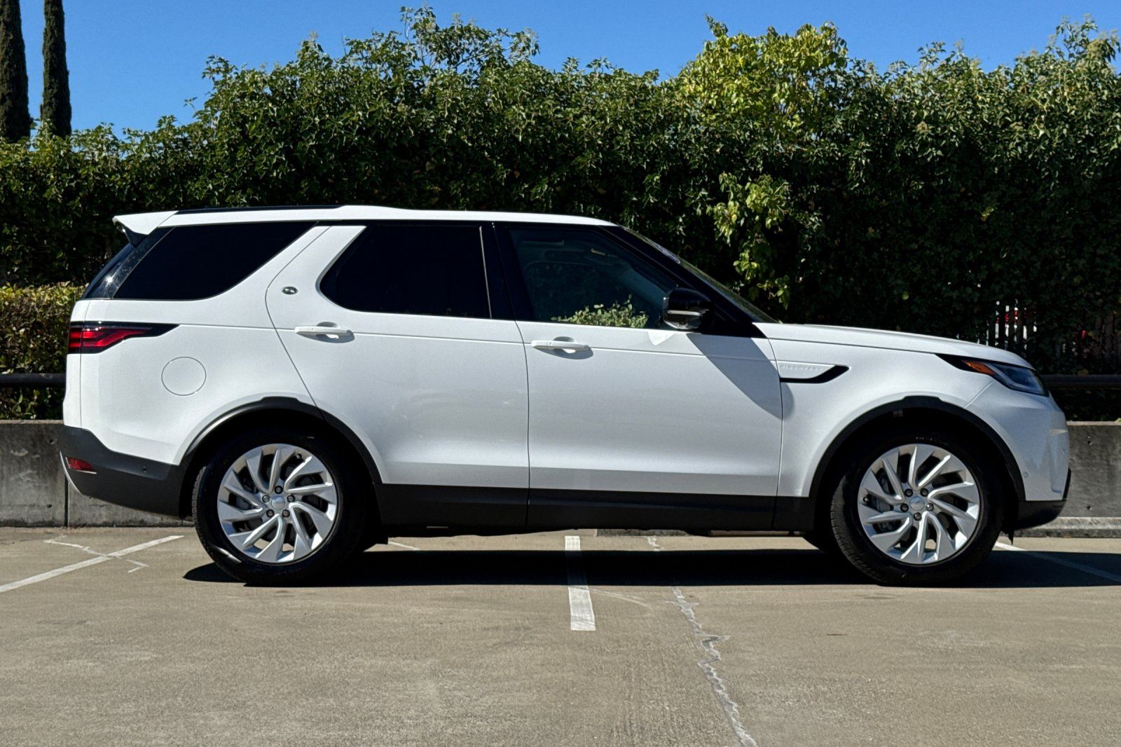 2024 Land Rover Discovery S photo 5