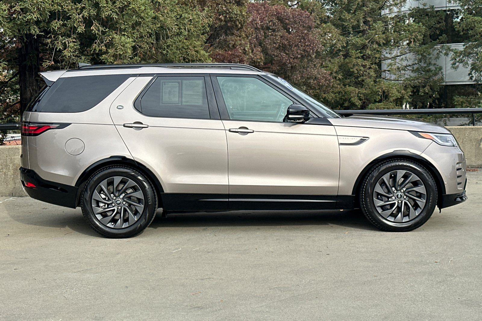 2023 Land Rover Discovery S R-Dynamic photo 5