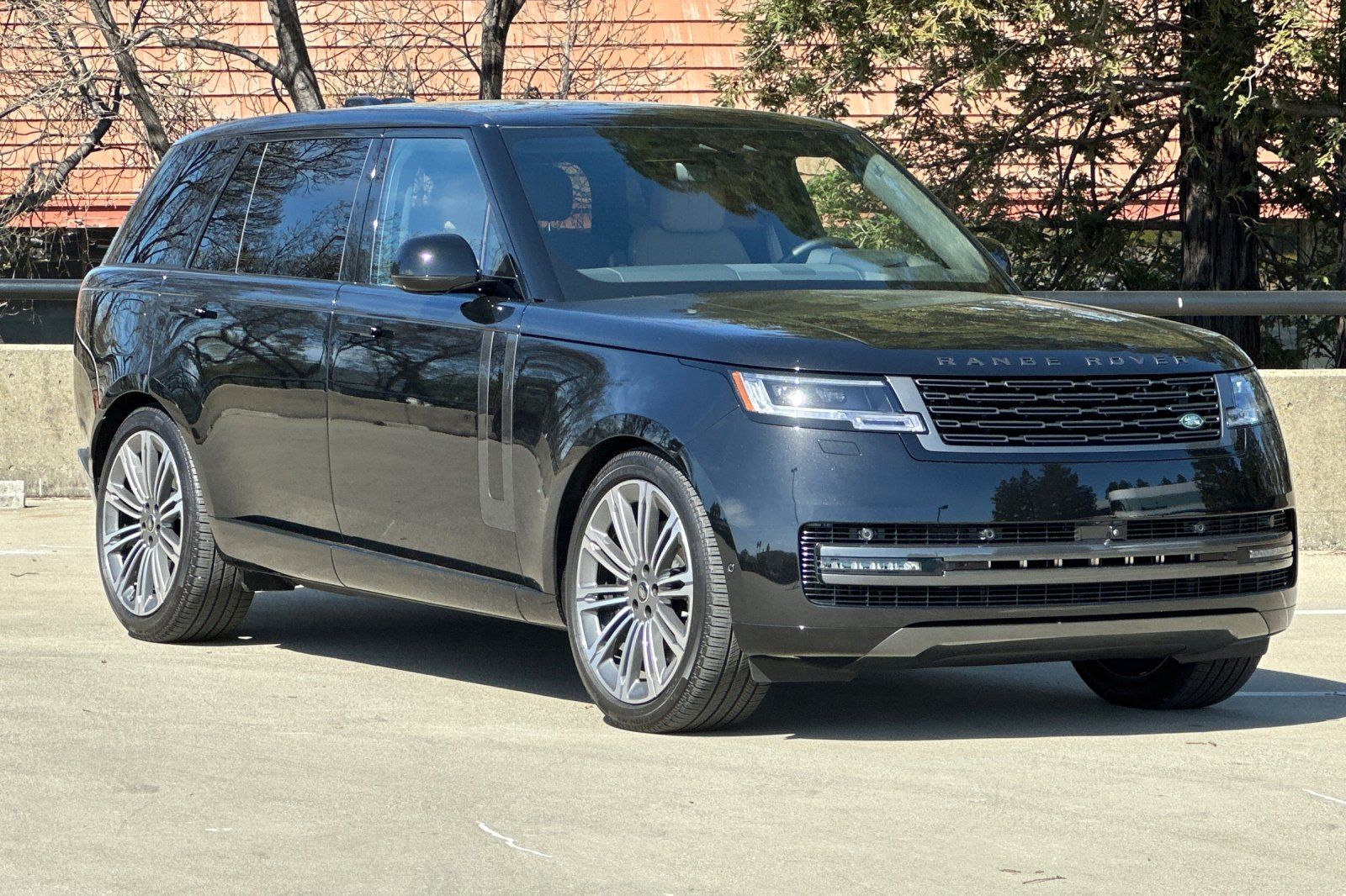 2025 Land Rover Range Rover SE photo 6
