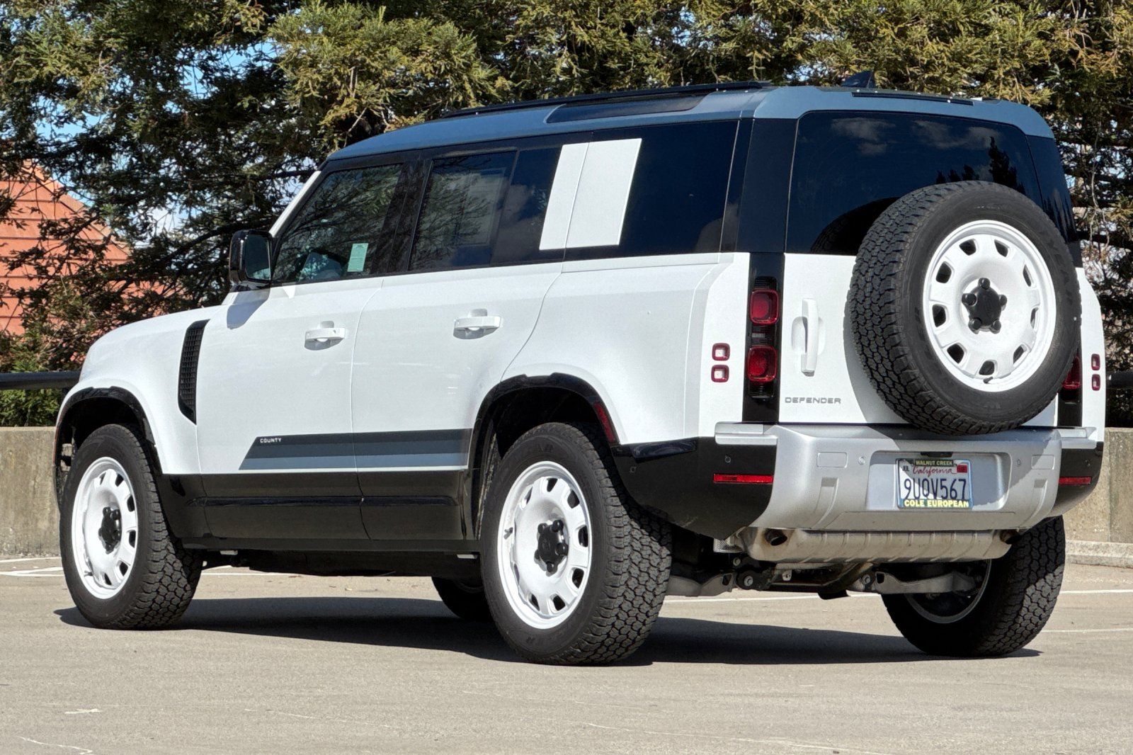 2025 Land Rover Defender 110 S photo 2