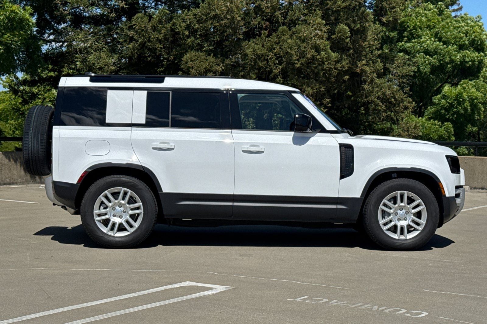 2025 Land Rover Defender 110 S photo 5