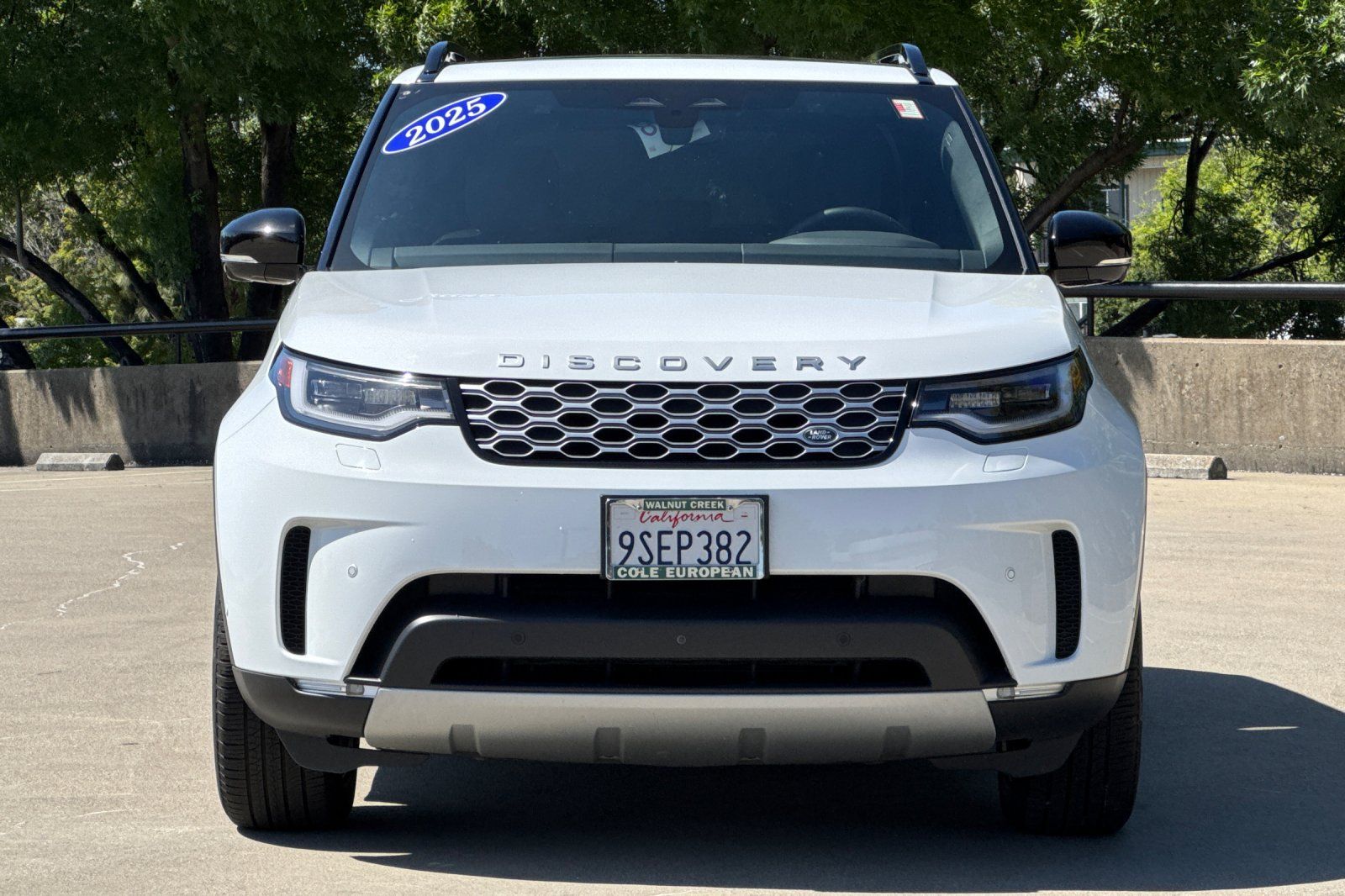 2025 Land Rover Discovery S photo 3