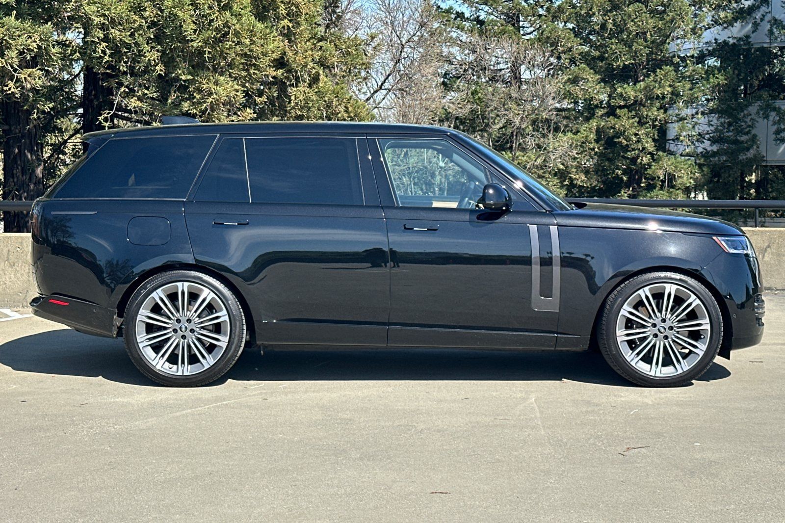 2025 Land Rover Range Rover SE photo 5