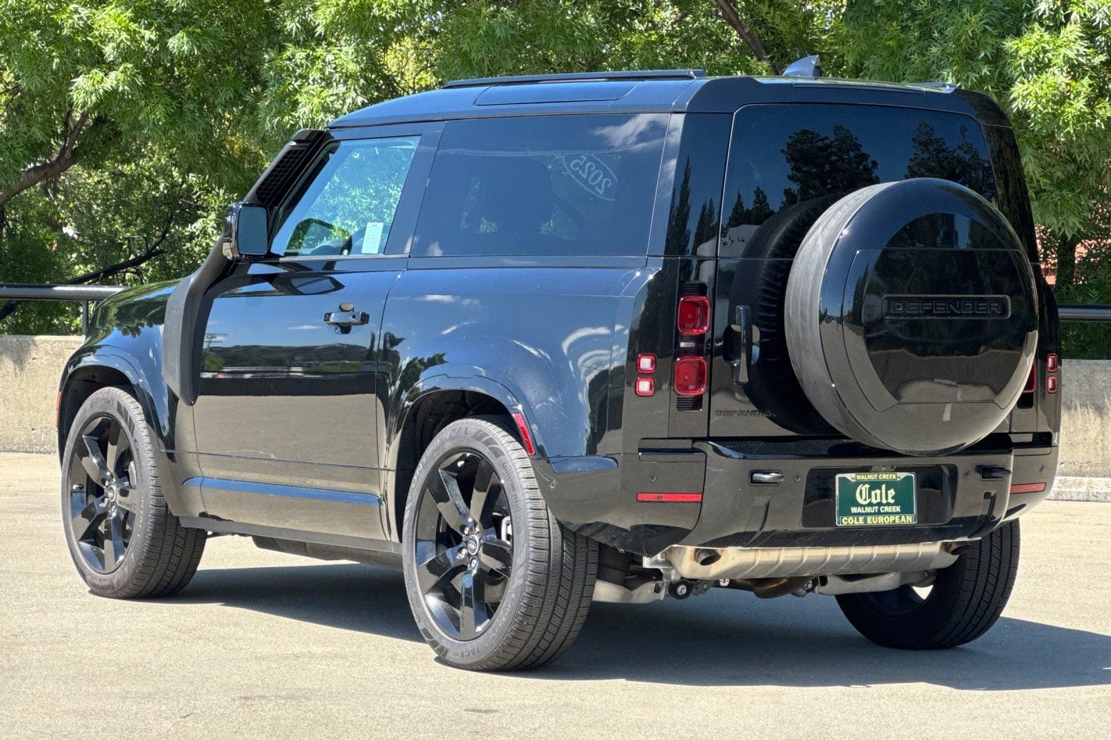 2025 Land Rover Defender 90 X-Dynamic SE photo 2