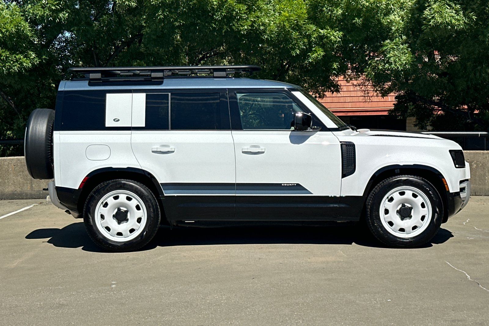 2024 Land Rover Defender 110 S photo 5