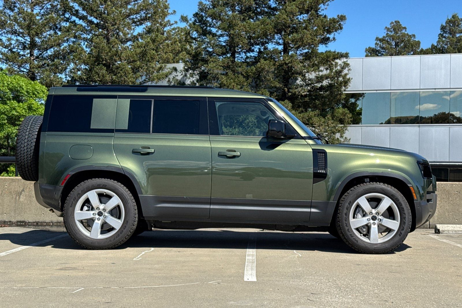 2026 Land Rover Defender 110 S photo 5