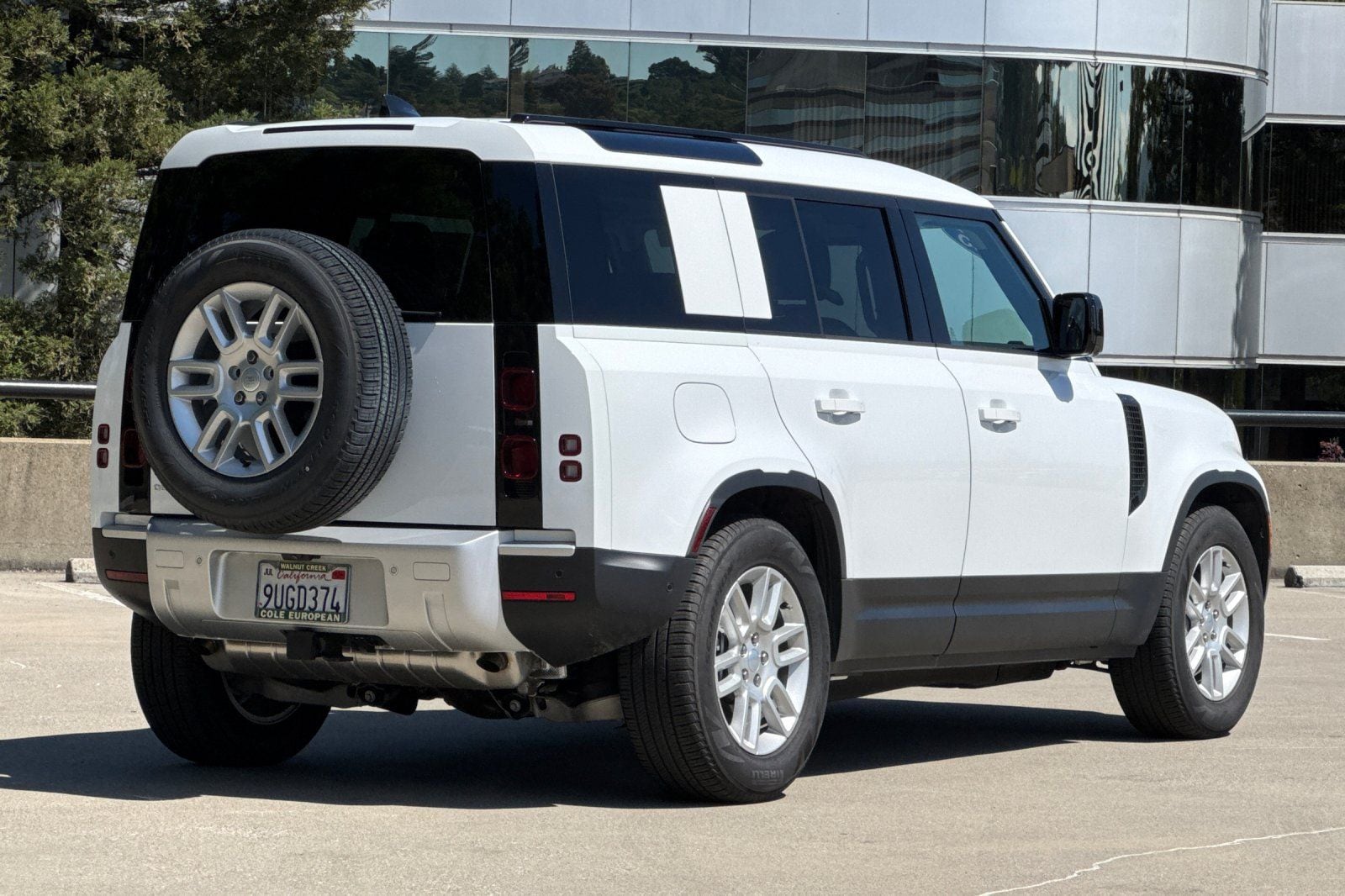 2025 Land Rover Defender 110 S photo 4