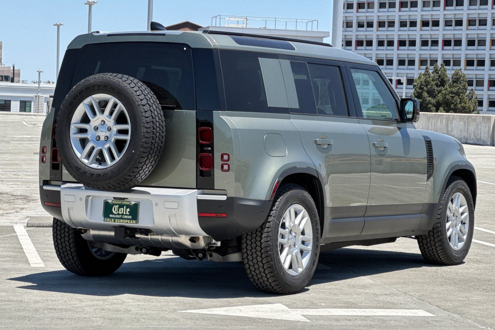 2025 Land Rover Defender 110 S photo 4