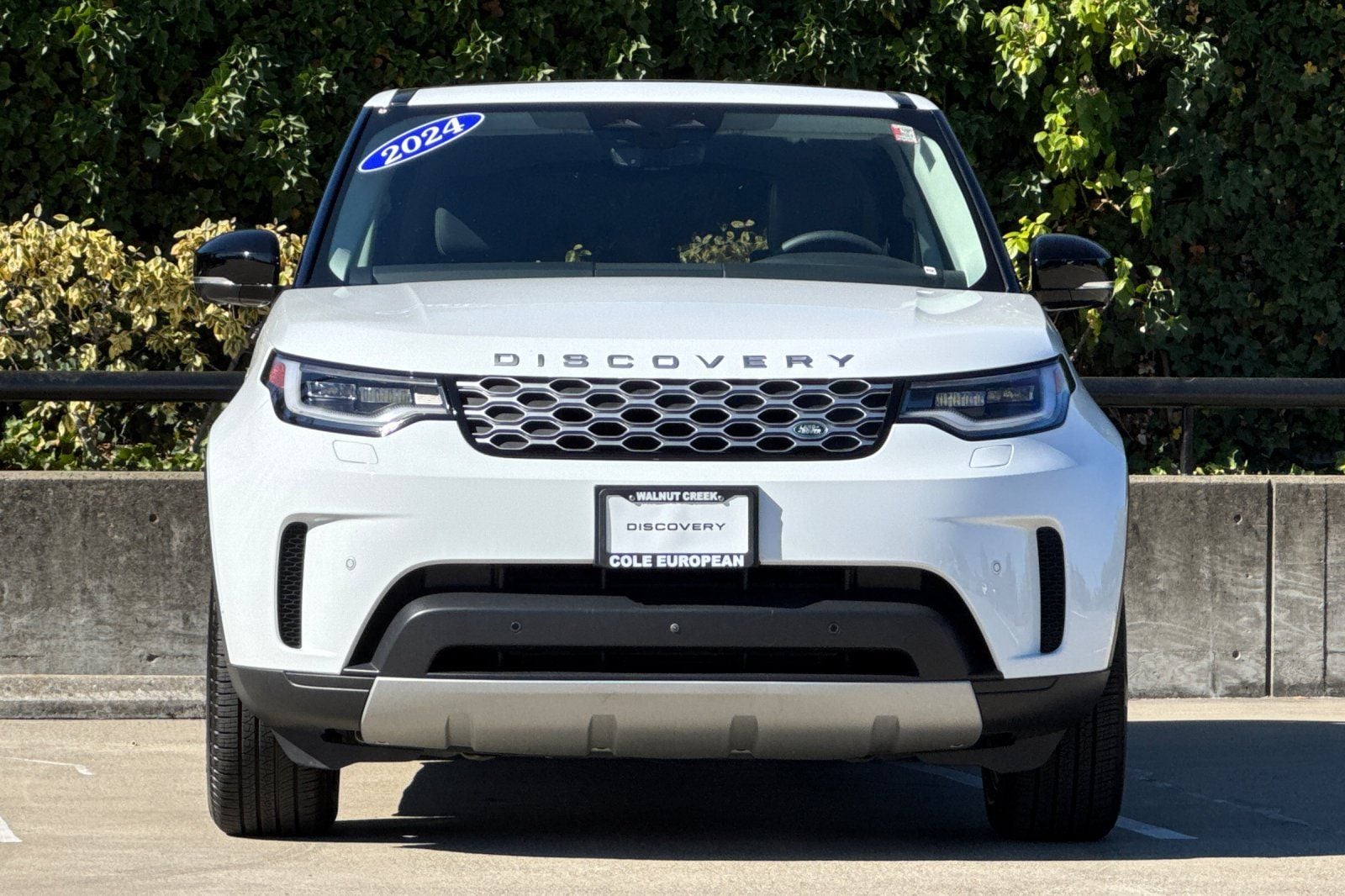 2024 Land Rover Discovery S photo 3