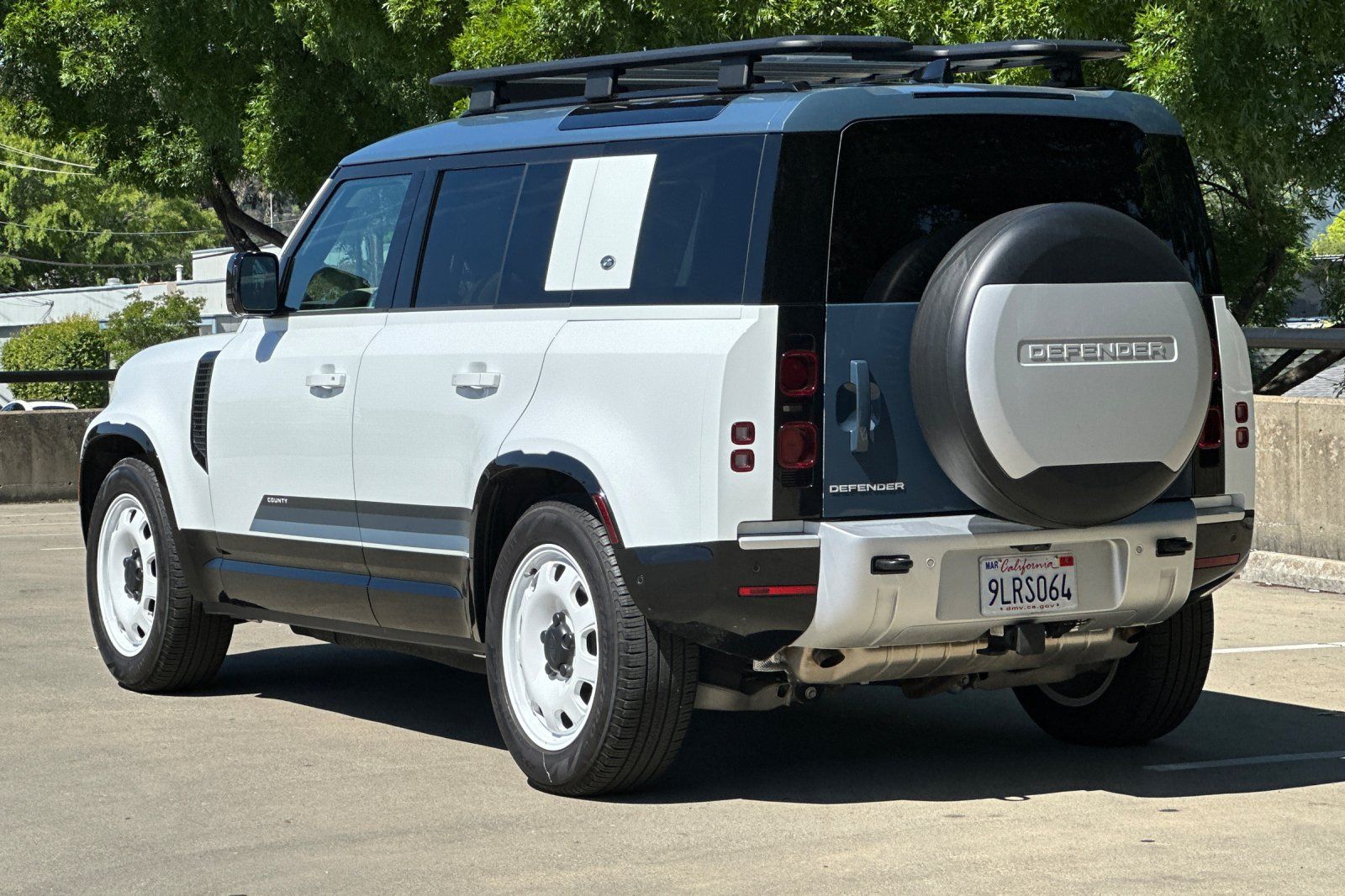 2024 Land Rover Defender 110 S photo 2
