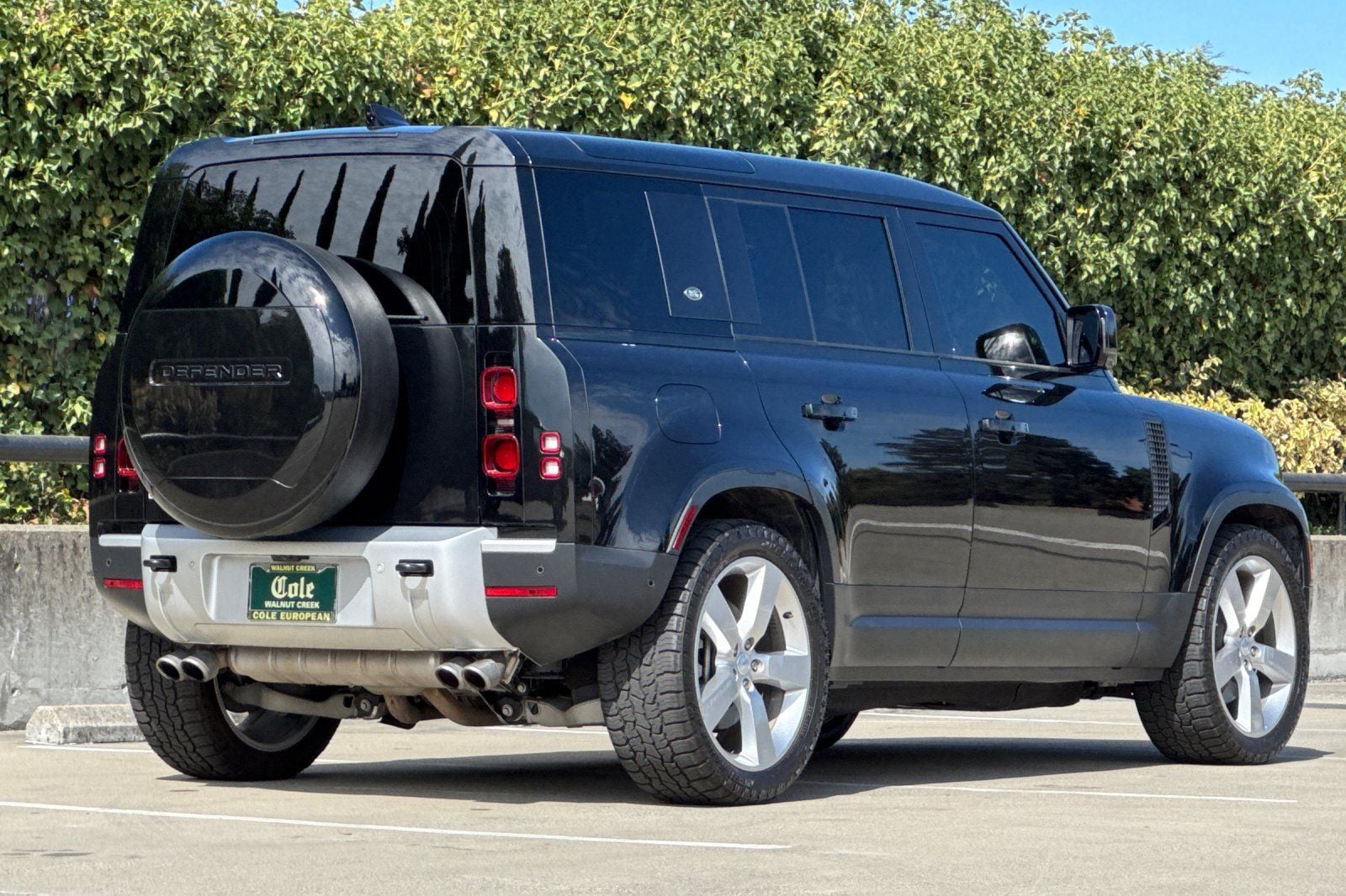 2024 Land Rover Defender 110 SE photo 4