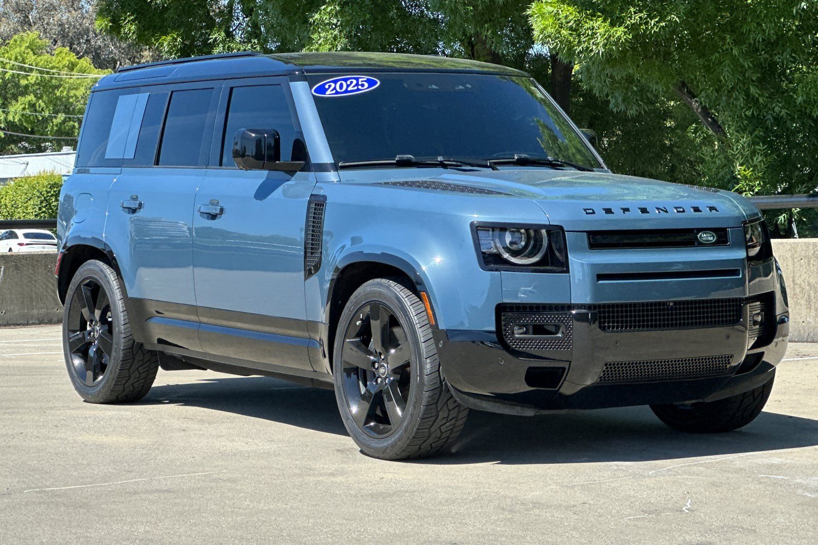 2025 Land Rover Defender 110 X-Dynamic SE photo 6