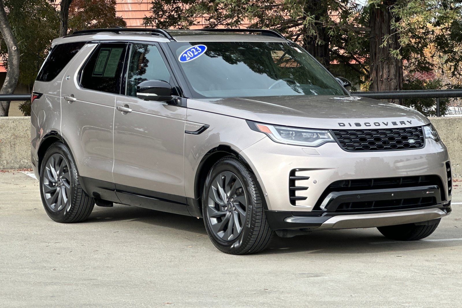 2023 Land Rover Discovery S R-Dynamic photo 6