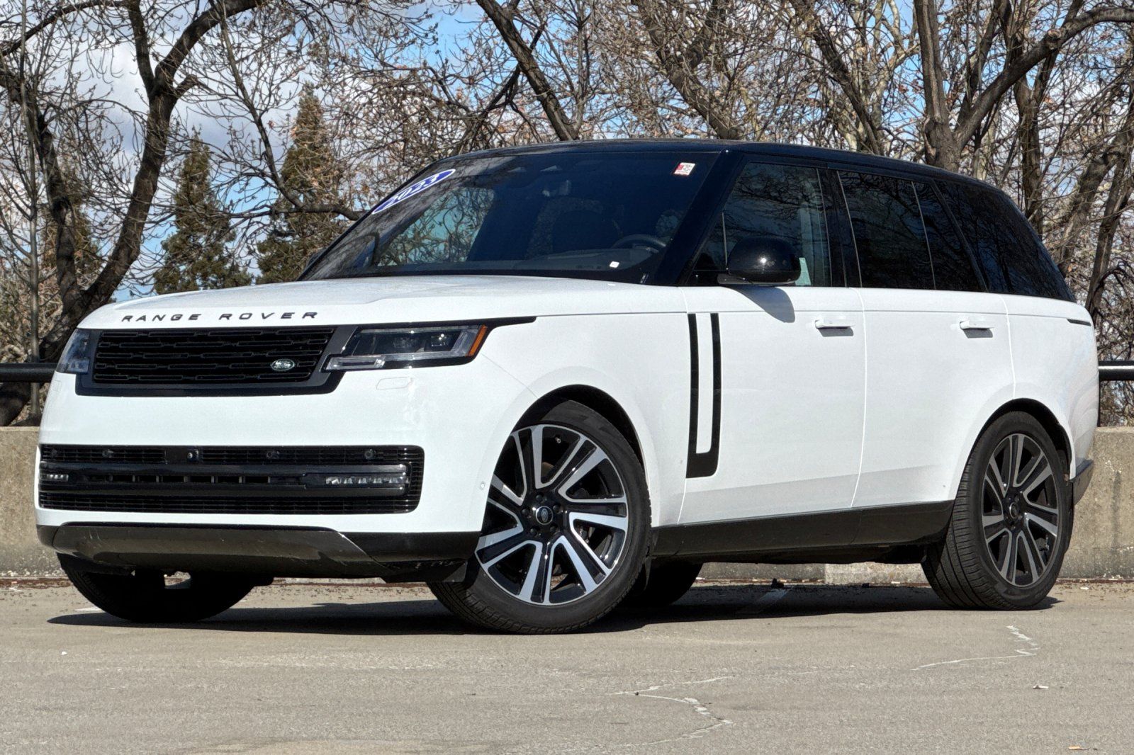 2023 Land Rover Range Rover SE photo 1
