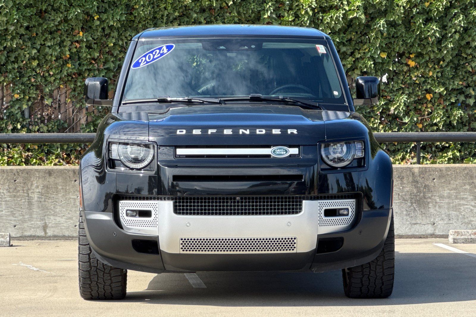 2024 Land Rover Defender 110 SE photo 3