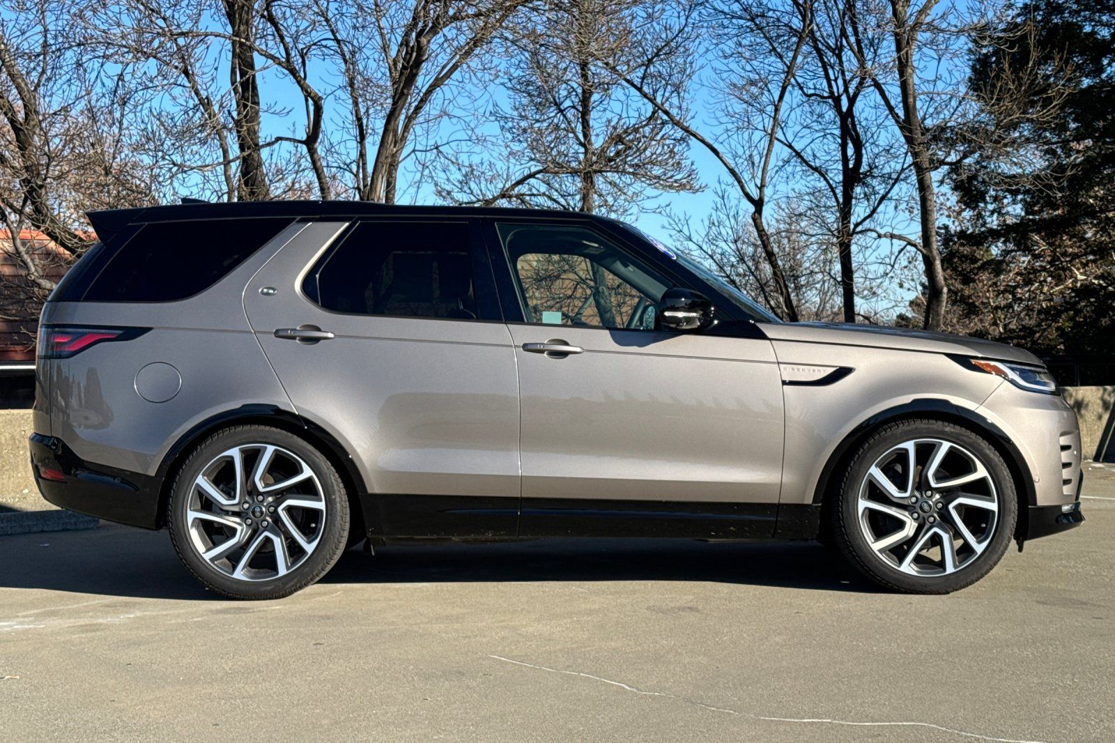 2025 Land Rover Discovery Dynamic SE photo 5