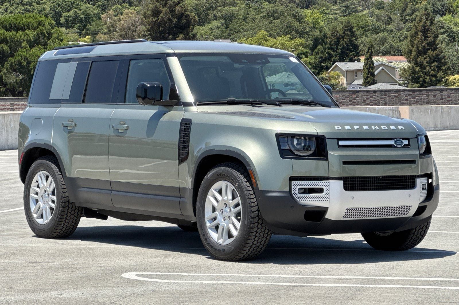 2025 Land Rover Defender 110 S photo 6