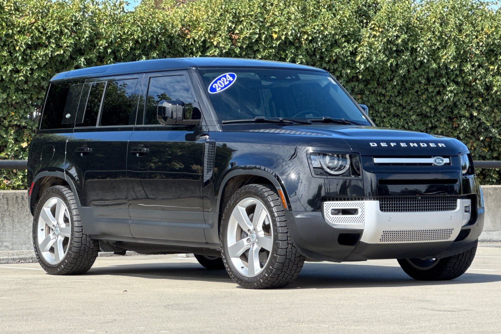 2024 Land Rover Defender 110 SE photo 6