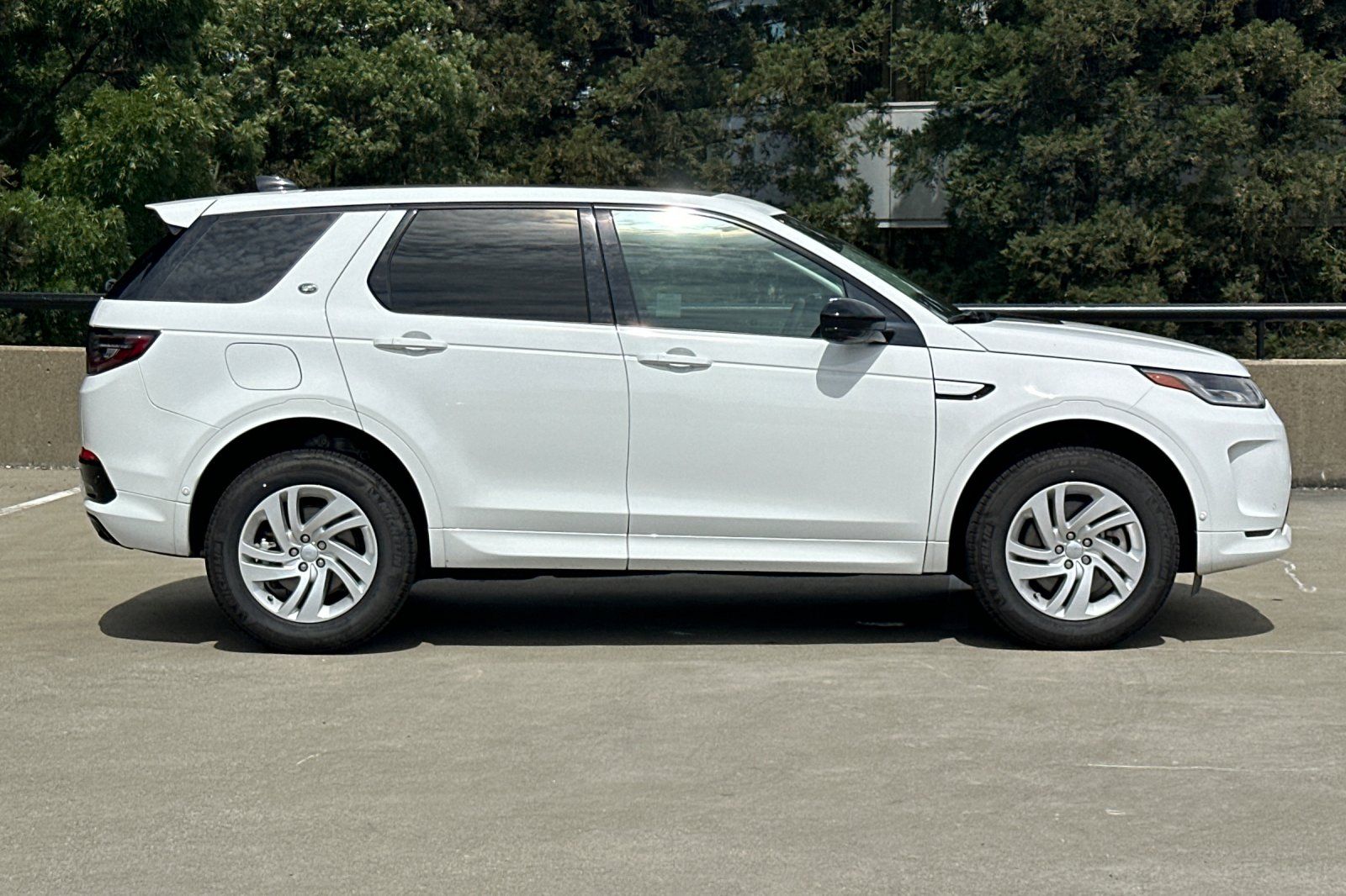 2024 Land Rover Discovery Sport S photo 5