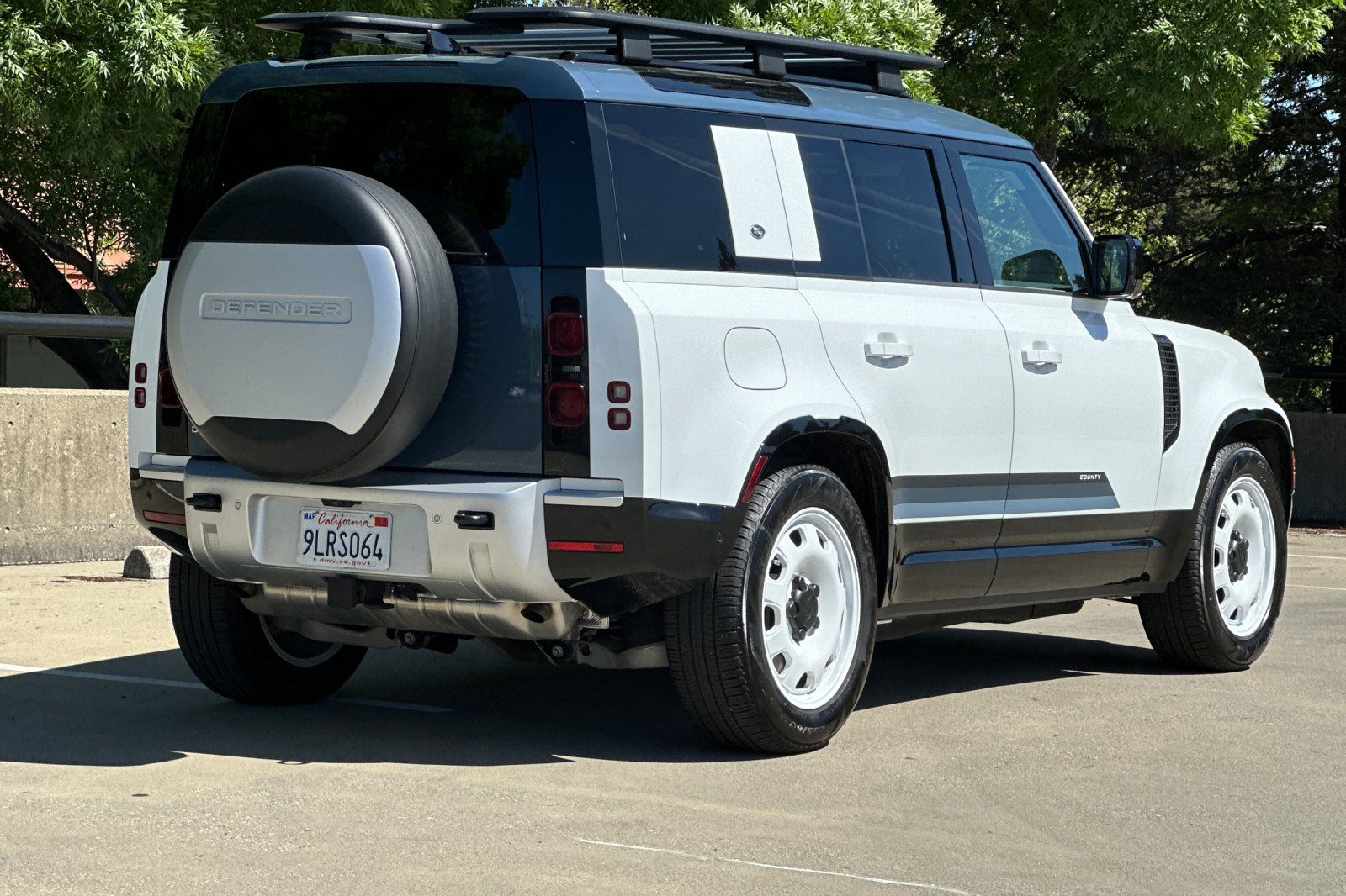 2024 Land Rover Defender 110 S photo 4