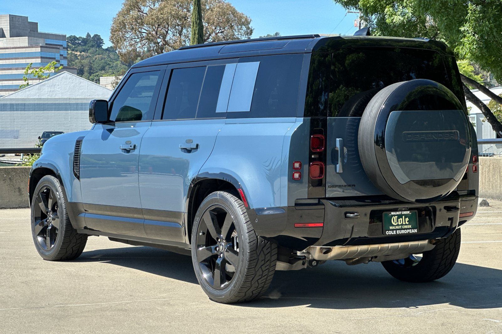 2025 Land Rover Defender 110 X-Dynamic SE photo 2