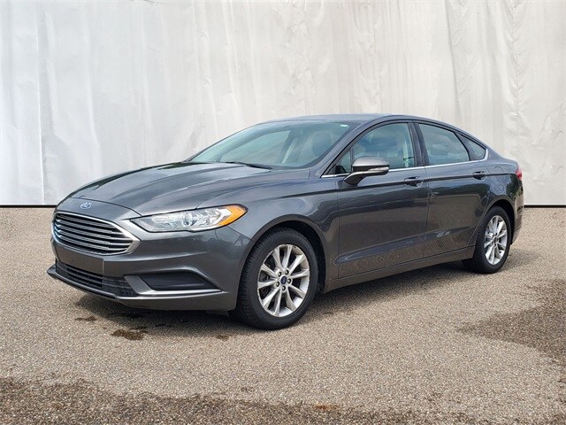 2017 Ford Fusion SE photo 2