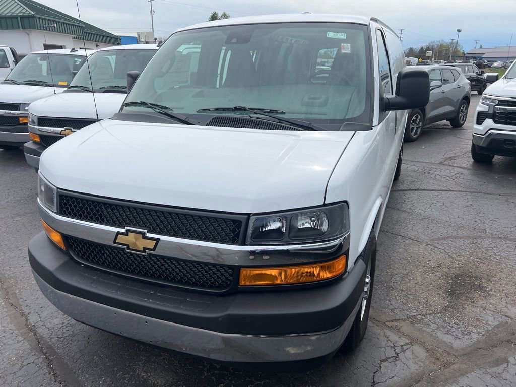 2026 Chevrolet Express 2500 Extended Work Van HD's photo