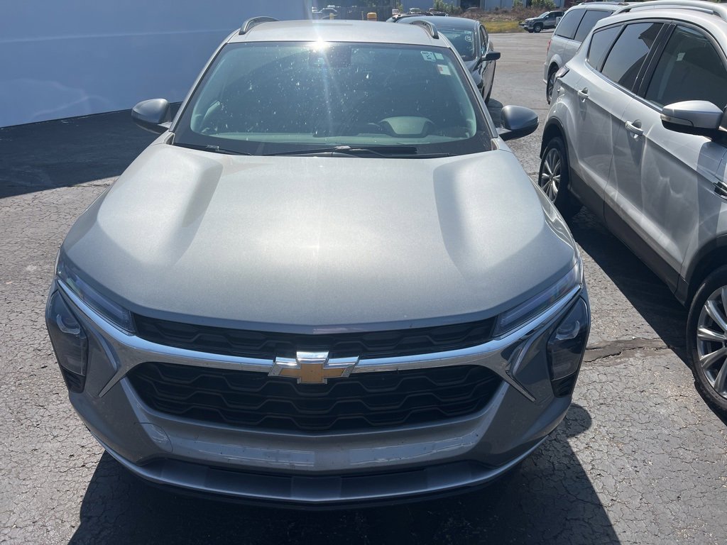 2024 Chevrolet Trax LT photo 3