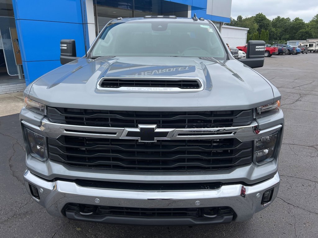 2025 Chevrolet Silverado 2500HD LT photo 2