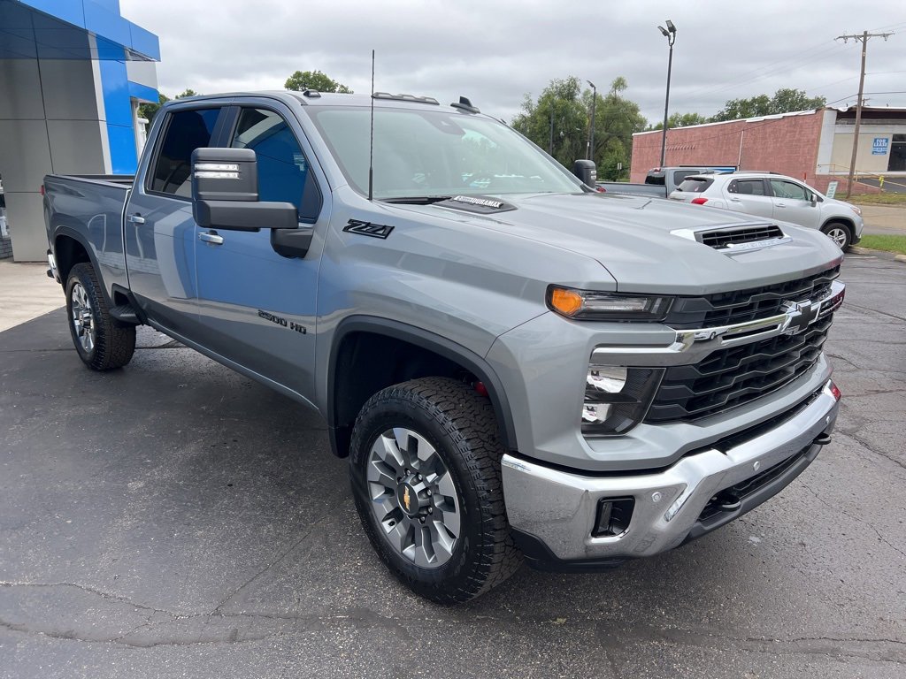 2025 Chevrolet Silverado 2500HD LT photo 3